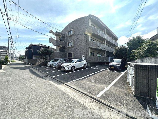 徳島市南昭和町７丁目の賃貸マンションの駐車場|駐車場があるので、車を買う予定の方も安心です