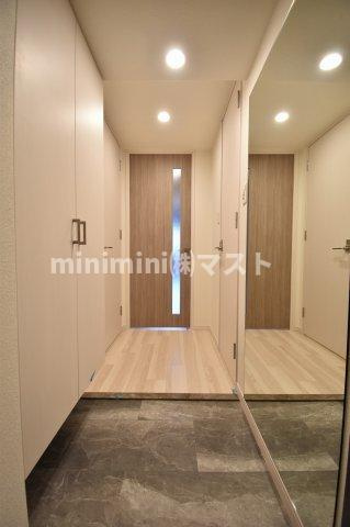 RISING Maison 本町橋の玄関