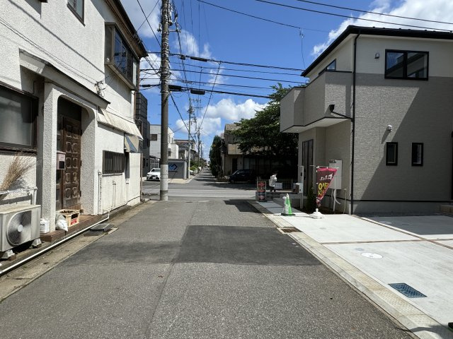 松戸市松飛台新築戸建（第２松飛台）の前面道路含む現地写真|西側前面道路・幅員約5ｍ