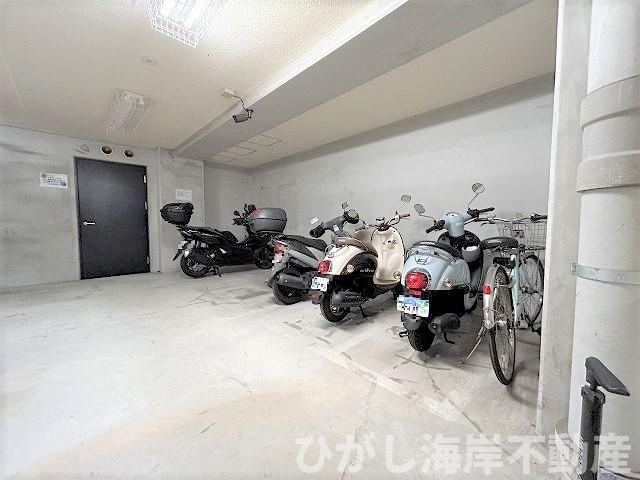 プレジール湘南鵠沼の駐車場|敷地内バイク置場
