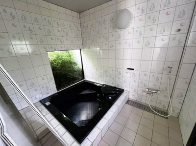 【浴室】 | 太田市西新町プレミアムガレージハウス | ゆったり浸かれる大きな浴槽です。