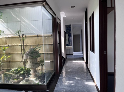 【内装】 | 太田市西新町プレミアムガレージハウス | 風情のあるお庭が玄関入ってすぐに見える素敵なお家です