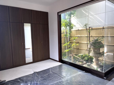 【玄関】 | 太田市西新町プレミアムガレージハウス | 大型シューズボックス、玄関入ると高級感溢れる箱庭が素敵です