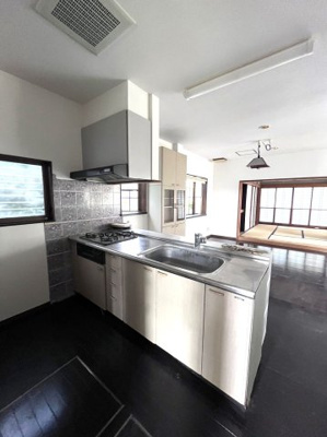 【キッチン】 | 太田市西新町プレミアムガレージハウス | 3口ガスコンロ、そなえ付け食器棚あり