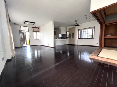 【居間・リビング】 | 太田市西新町プレミアムガレージハウス | 光が差し込む広々リビング