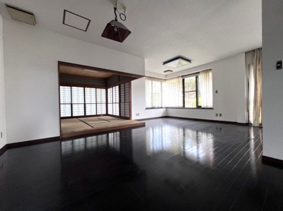 【居間・リビング】 | 太田市西新町プレミアムガレージハウス | 和室のある広々リビング