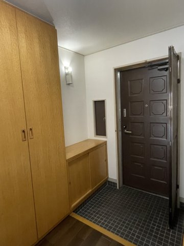 労住協大手町ハイツの玄関