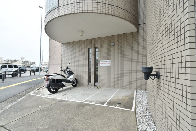 エリーフラッツ桂南の駐車場|駐輪場