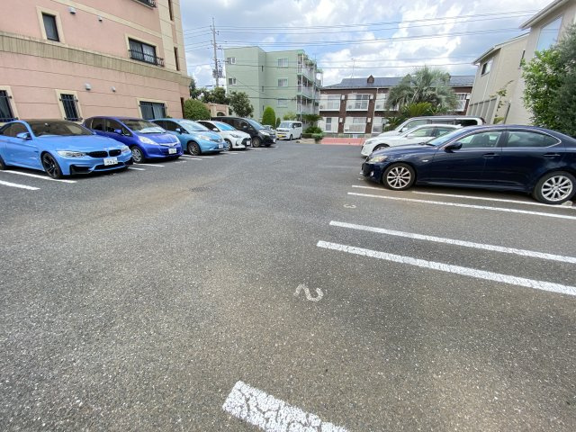 カーサオリーヴ の駐車場