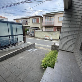 【エントランス】 | 玄関はほでょうよりも少し高い位置になり人目も少ないですよ