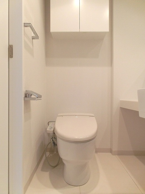 RESIDIA新御徒町のトイレ|レジディア新御徒町のタンクレス温水洗浄便座です