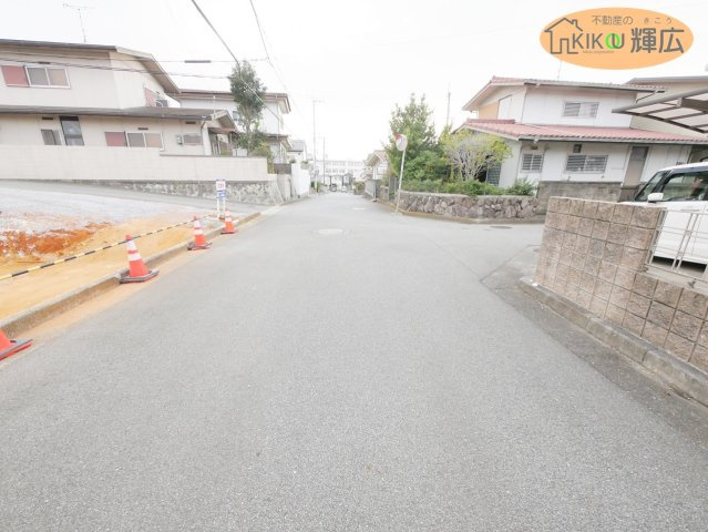 加古川市野口町水足　土地の前面道路含む現地写真|前面道路は広々としておりますので、お車の運転が苦手な方でも安心ですね。