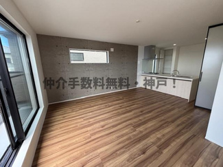 【居間・リビング】 | 神戸市垂水区霞ヶ丘3丁目　新築戸建B号地　仲介手数料無料！ | ゆったりとした居間です