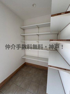 【収納】 | 神戸市垂水区霞ヶ丘3丁目　新築戸建B号地　仲介手数料無料！ | 便利な玄関にある収納スペースです