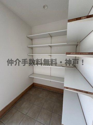 【収納】 | 神戸市垂水区霞ヶ丘3丁目　新築戸建B号地　仲介手数料無料！ | 便利な玄関にある収納スペースです