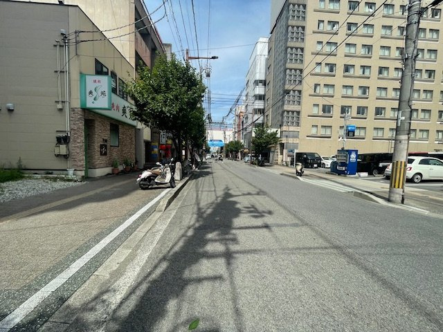 三番町二丁目土地の前面道路含む現地写真|対象不動産前面道路西向きに撮影。