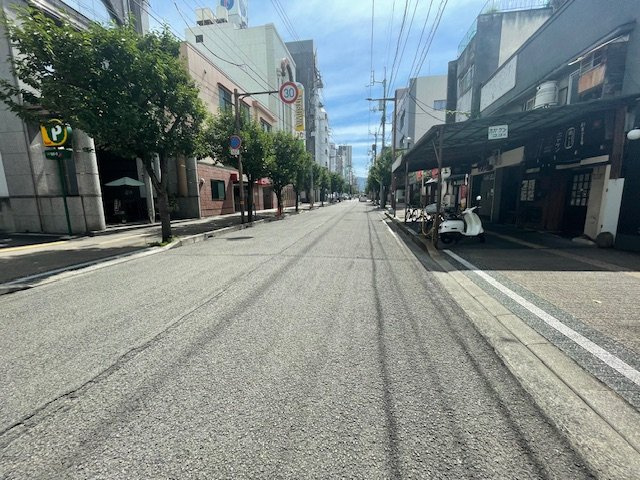 三番町二丁目土地の前面道路含む現地写真|対象不動産前面道路東向きに撮影。