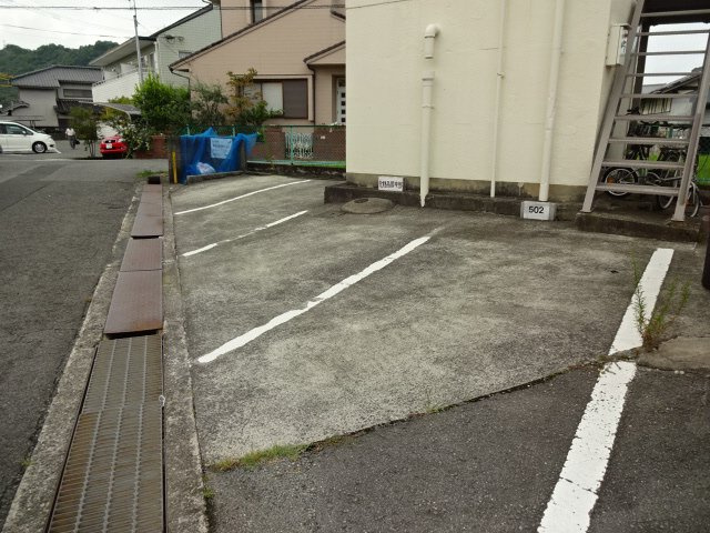 シャトー御立の駐車場