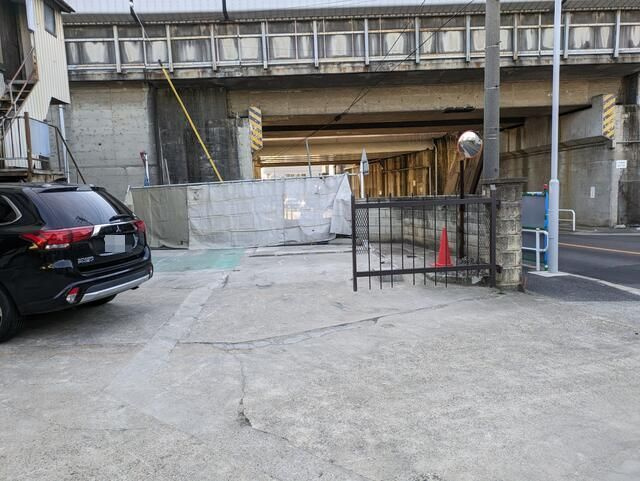 鳴尾町工場の駐車場