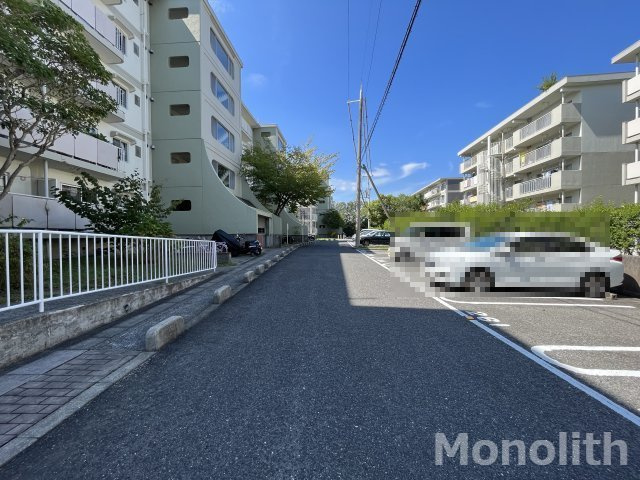 光明台34号棟の駐車場