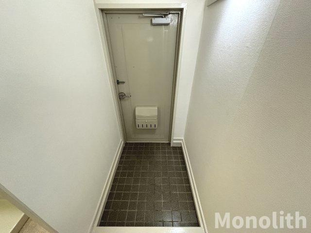 光明台34号棟の玄関