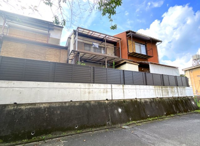 【周辺】 | 伏見区石田大山町　中古戸建 | 裏側（東側）から見たところです。東側は市営団地の敷地内ですので建物が近くになく開放的です。