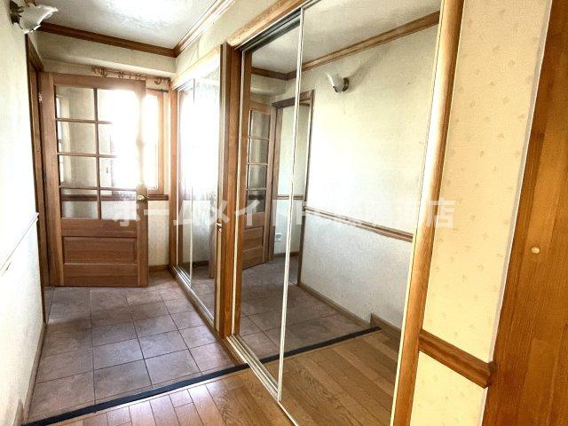 神沢戸建のロビー|2階入口　収納＆鏡