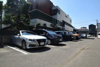 【駐車場】 | マンションの駐車場スペース。空きの有無や駐車料金、サイズ規定などについては、改めてお問い合わせください。～即日のご見学可能～　お問合せはお気軽にどうぞ。