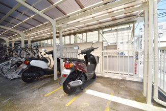 【駐車場】 | バイク置き場。空き区画の有無や駐輪料金、サイズおよび排気量規定などについては、改めてお問い合わせください。～即日のご見学可能～　お問合せはお気軽にどうぞ。