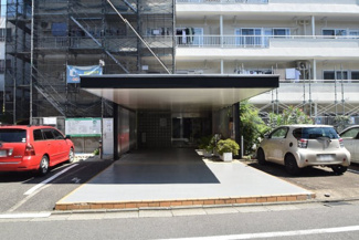 【エントランス】 | お客様を、そして住人を出迎えてくれるマンションのエントランス。ゴミが落ちていないことからも、管理状態の良さや住民の節度の高さが見て取れます。～即日のご見学可能～　お問合せはお気軽にどうぞ。
