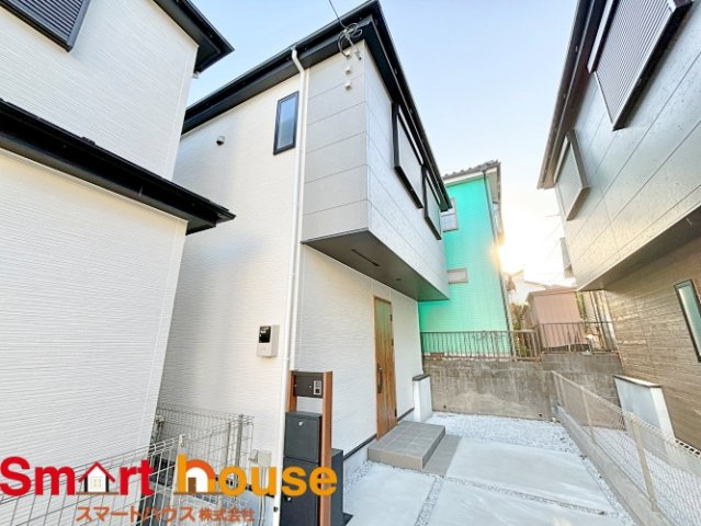 ◇エコホーム80万円◇南区相模台　全3棟の外観|外壁が周囲の街並みと青空に生えるお洒落な仕上がり！周囲には高い建物のないエリア。青い空が大きく感じますね。