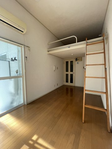 【居間・リビング】 | レオパレス赤羽台 | ★南西角部屋の2面採光で陽当り・通風良好◎ロフト付き広々とお部屋を使えます★