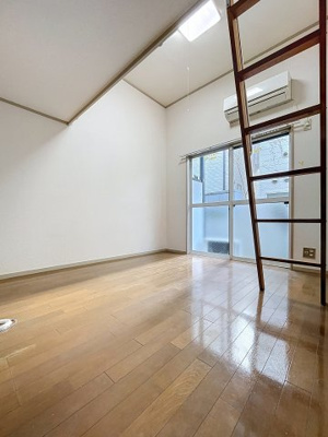 【居間・リビング】 | レオパレス赤羽台 | ★広々としたロフト付き！南向きの明るいお部屋です★