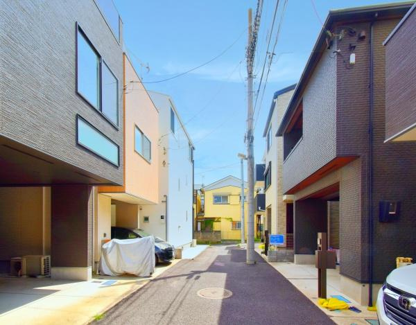 川崎市幸区小倉２丁目の中古一戸建の前面道路含む現地写真|周辺は生活利便施設が点在しています。
是非一度、現地へお越しください！
ご自宅までの送迎も可能です！