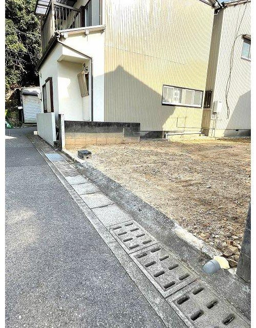 神田　土地の前面道路含む現地写真|前面道路は高知市道です（幅員約４ｍ）。