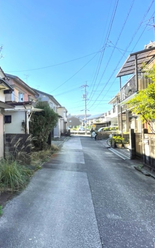 八反町　土地の前面道路含む現地写真|前面道路は幅員約４ｍあり、お車での通行も安心です。