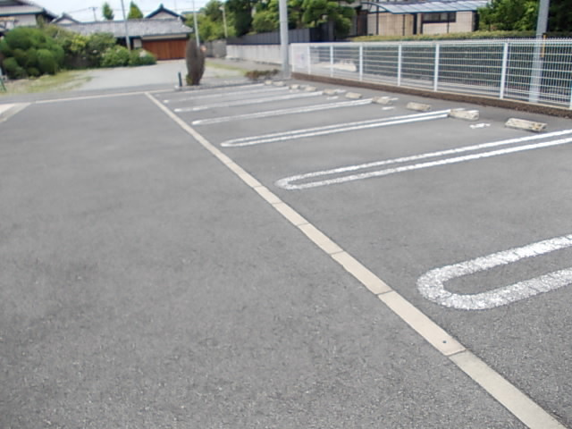 インプレスの駐車場