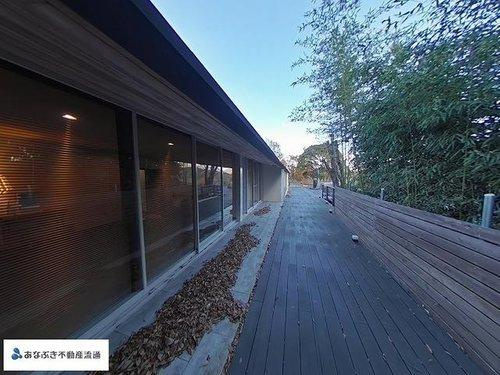 岡山市北区菅野　戸建のその他|建物南側は広いウッドデッキが設置されています。