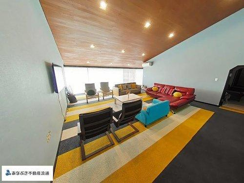 岡山市北区菅野　戸建の居間・リビング|明るい陽射しが差し込みます。天井に勾配があり開放感を感じます。