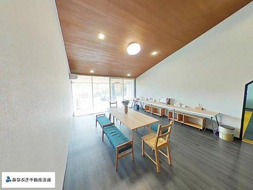 岡山市北区菅野　戸建のその他|明るい陽射しが差し込みます。天井に勾配があり開放感を感じます。