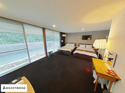 岡山市北区菅野　戸建のその他|窓から竹林が見え、落ち着いた気分になれる寝室です。