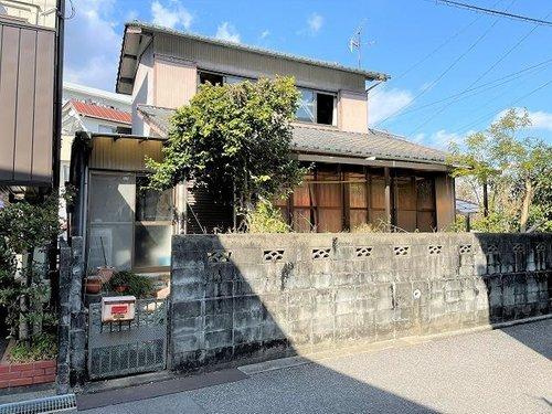 秦南町一丁目　土地の外観|古家が１棟ありますが、現況でのお引渡しとなります。