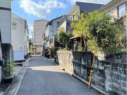 秦南町一丁目　土地の前面道路含む現地写真|前面道路（南側）の幅員は約４ｍです。