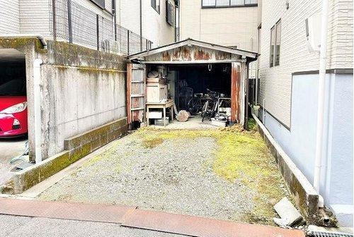 秦南町一丁目　土地の前面道路含む現地写真|飛び地は駐車場としてもご利用いただけます。