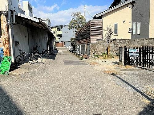 秦南町一丁目　土地の前面道路含む現地写真|幅員約６ｍの広々とした道路（北側）です。