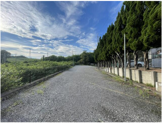 甲賀市甲南町希望ケ丘本町３丁目の倉庫の駐車場