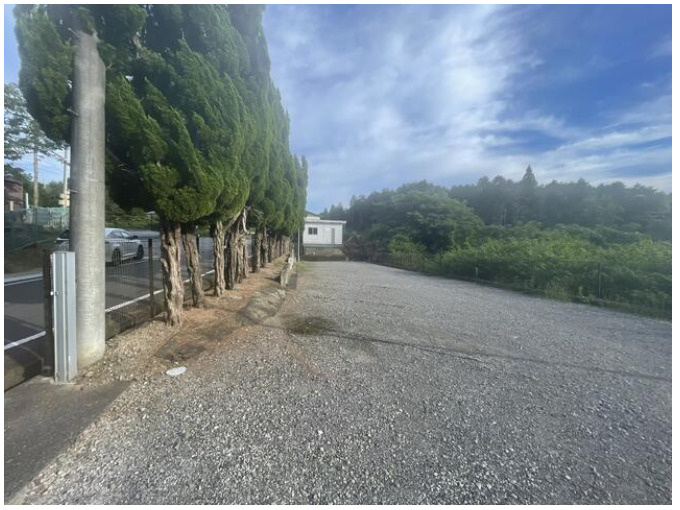 甲賀市甲南町希望ケ丘本町３丁目の倉庫の駐車場