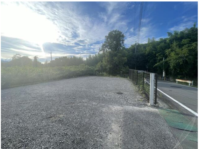 甲賀市甲南町希望ケ丘本町３丁目の倉庫の駐車場