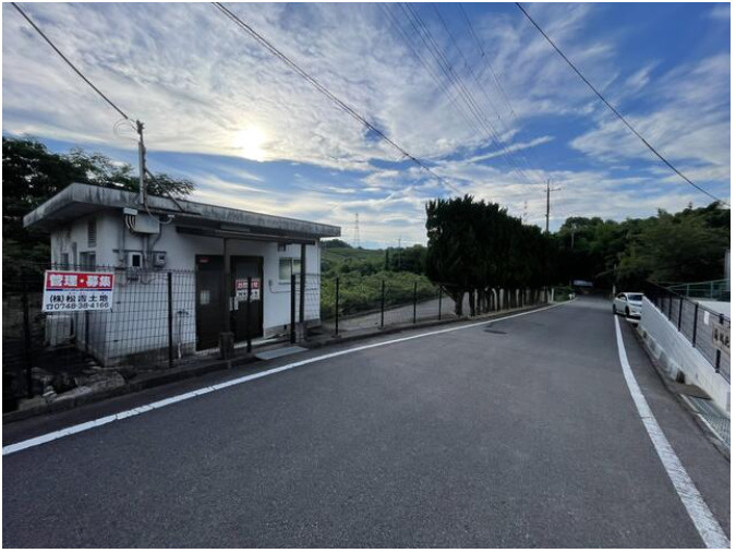 甲賀市甲南町希望ケ丘本町３丁目の倉庫の周辺