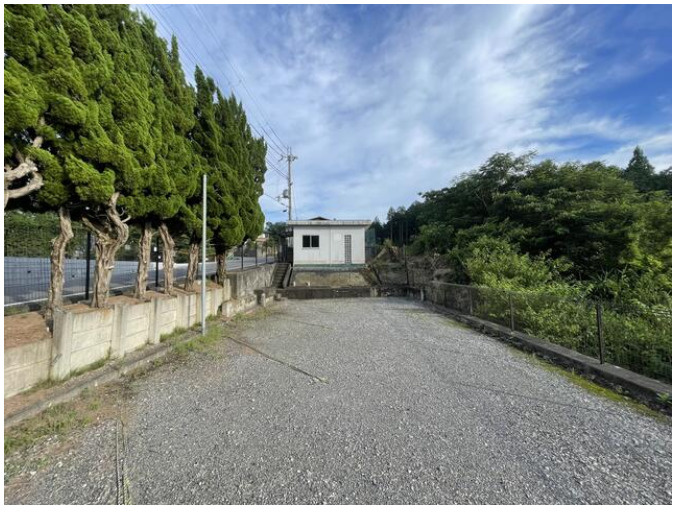 甲賀市甲南町希望ケ丘本町３丁目の倉庫の駐車場